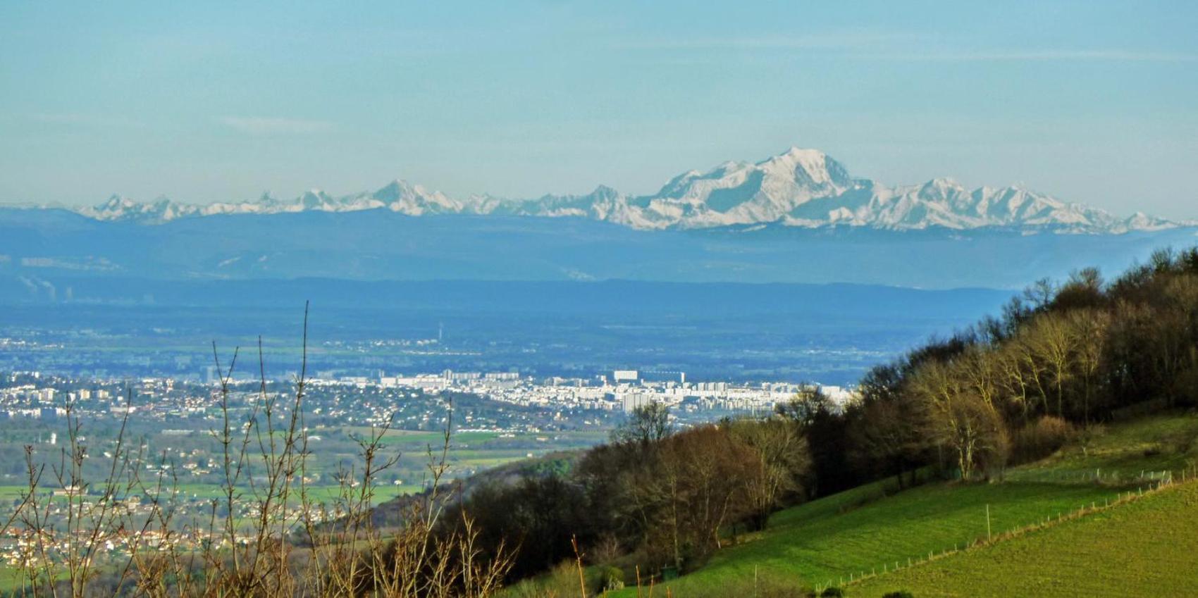 Gites Des Esselards Yzeron Bagian luar foto
