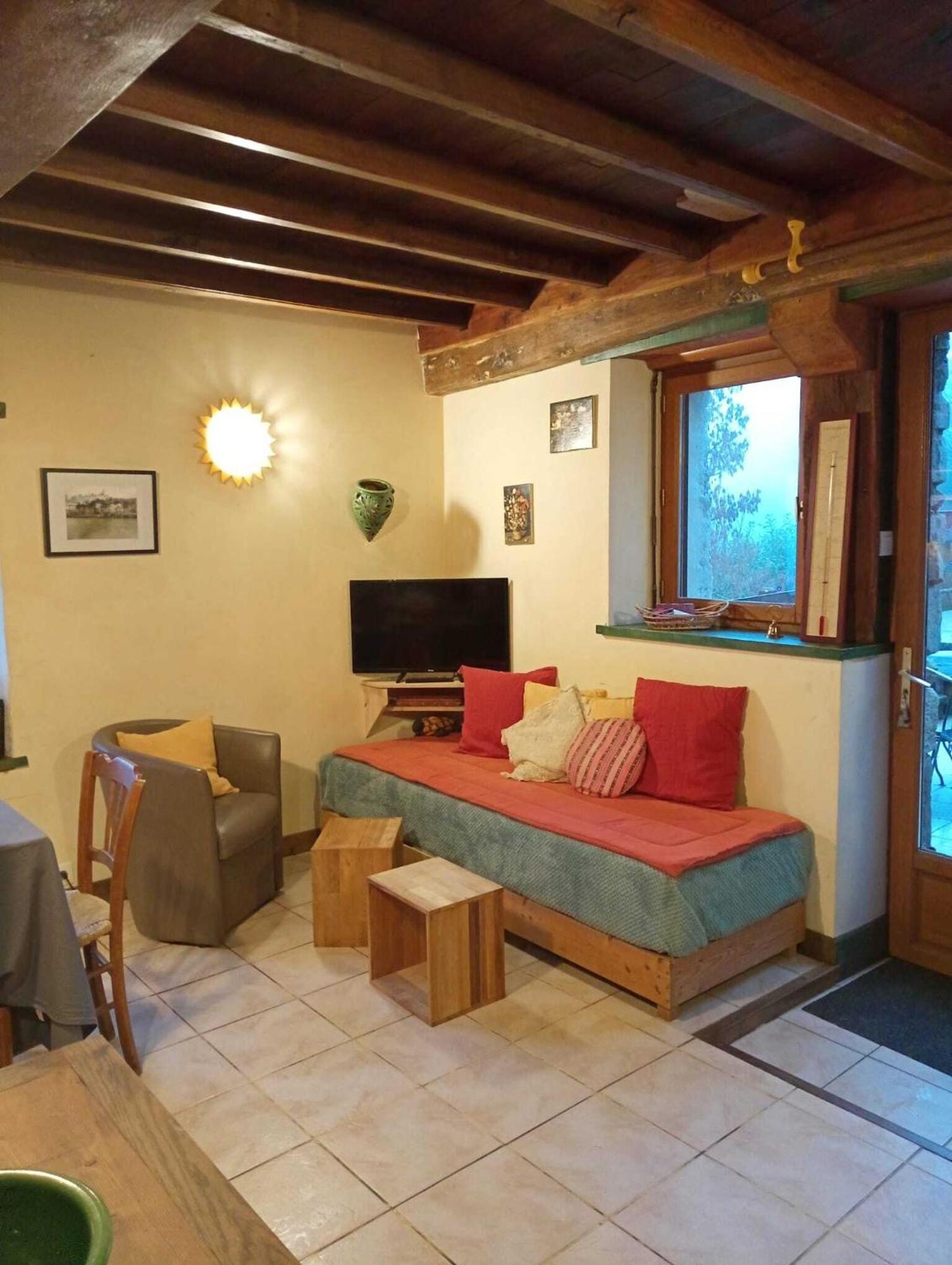 Gites Des Esselards Yzeron Bagian luar foto