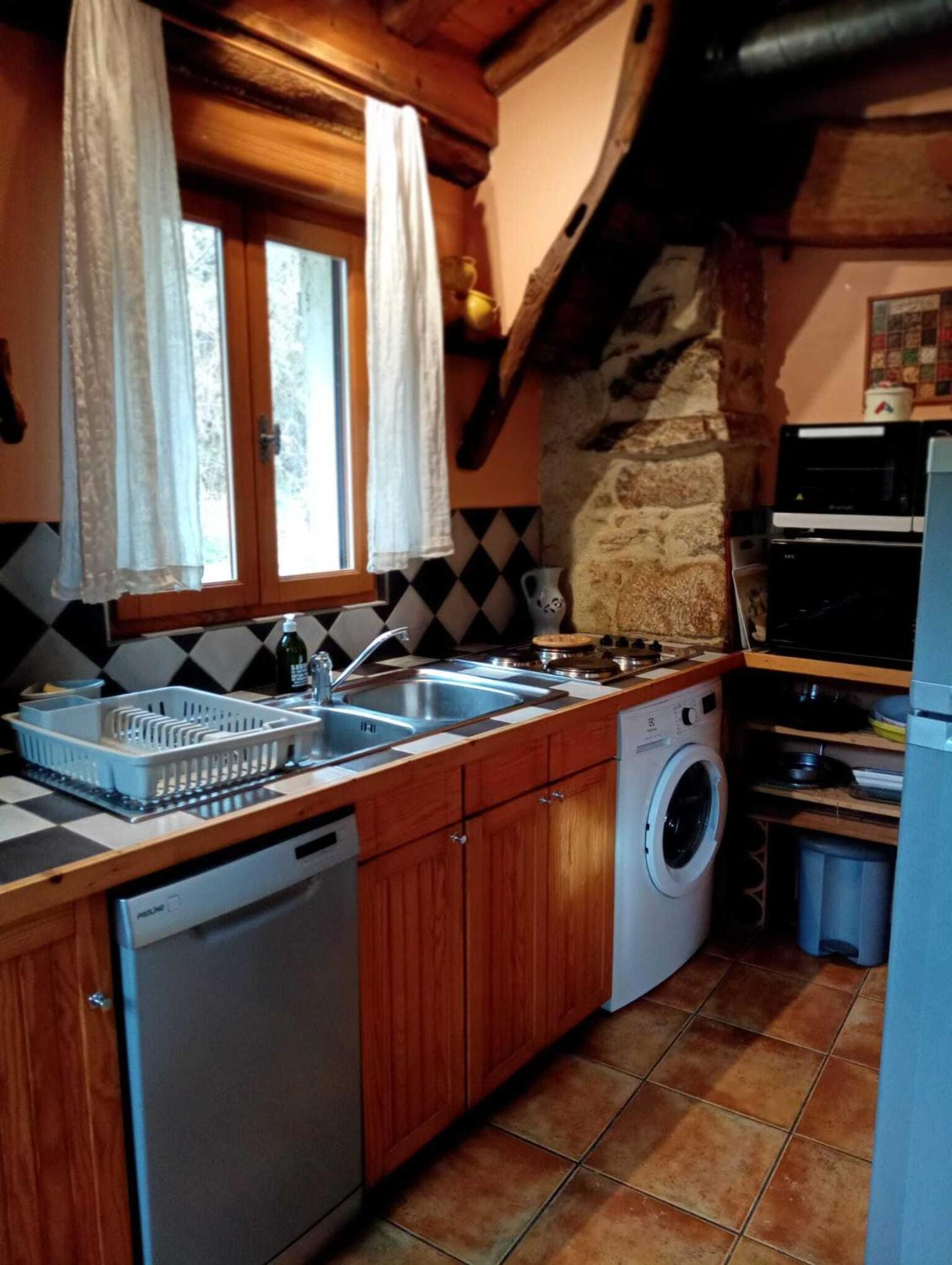 Gites Des Esselards Yzeron Bagian luar foto