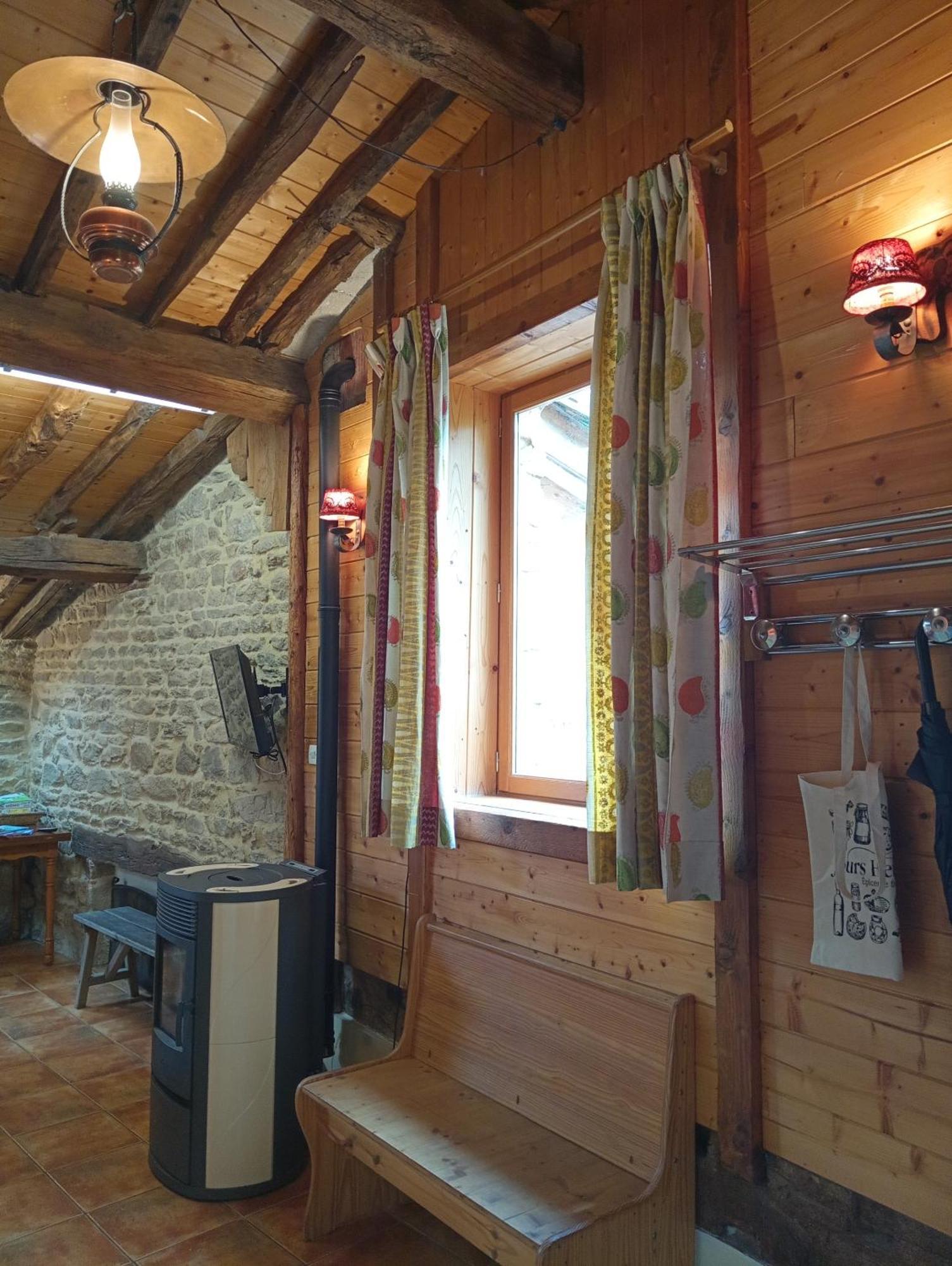 Gites Des Esselards Yzeron Ruang foto